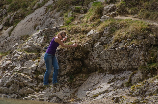 Jeune femme en escalade