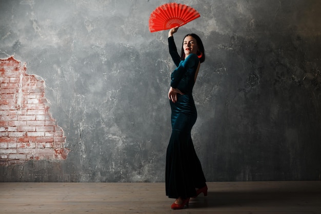 Jeune femme espagnole adulte danse flamenco sur fond vintage gris