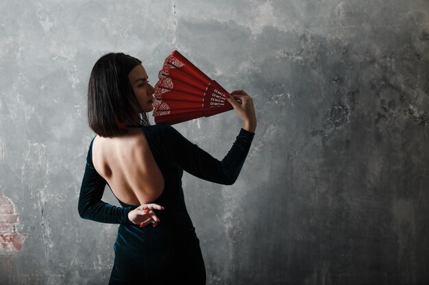 Jeune femme espagnole adulte danse flamenco sur fond vintage gris