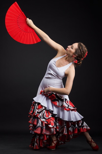 Photo jeune femme espagnole danse flamenco