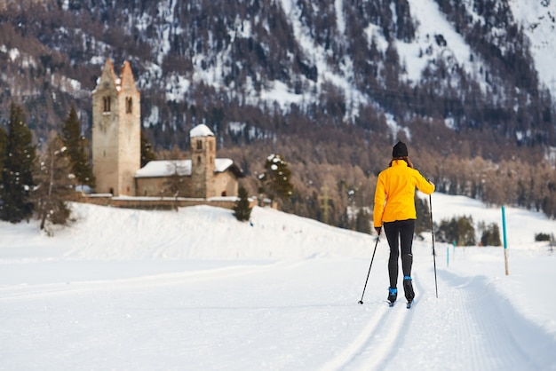 Jeune femme essaie de ski de fond