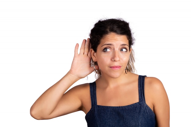 Jeune femme essayant d'écouter quelque chose.