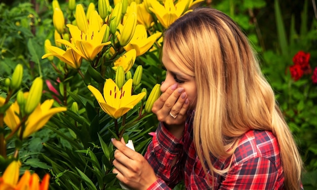 Une jeune femme est allergique aux fleurs