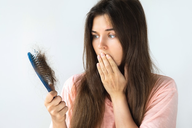 Photo une jeune femme est bouleversée par la perte de cheveux