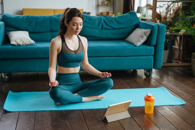 La jeune femme est engagée dans la remise en forme à la maison