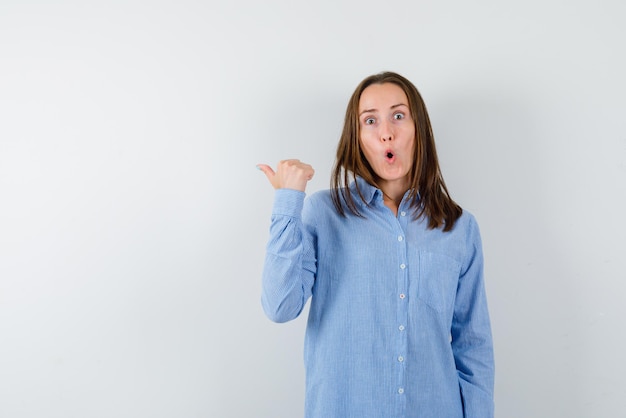 La jeune femme est surprenante sur fond blanc