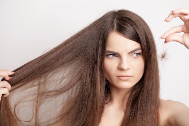 La jeune femme est très contrariée à cause de la perte de cheveux.