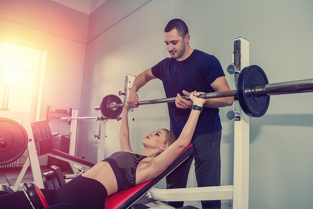 La jeune femme est venue au gymnase pour se mettre en forme et se débarrasser de la cellulite chez un entraîneur qualifié