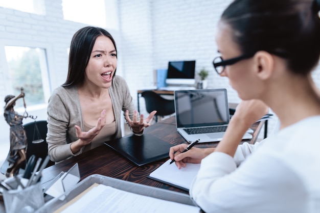 Jeune femme est venue à l&#39;avocat. Concept de divorce.