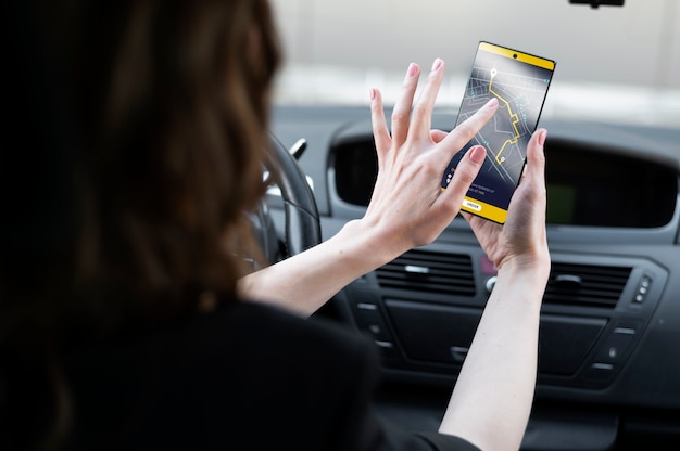 Photo jeune femme étant un conducteur uber