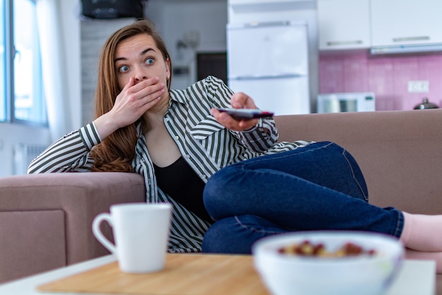 Une jeune femme a été choquée, effrayée et inquiète en regardant un film d'horreur à la télévision