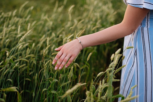 Jeune femme en été dans un champ de blé