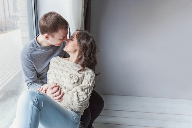 Jeune femme étreignant son petit ami, couple sexy amoureux s'amuser ensemble