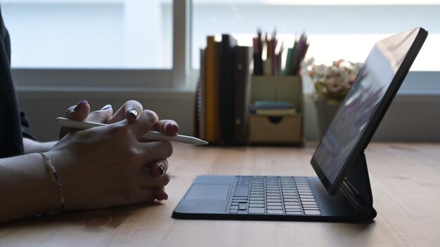 Jeune femme étudiant en ligne en regardant un webinaire sur une tablette informatique Vue rapprochée