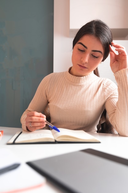 Jeune femme étudiant à la maison