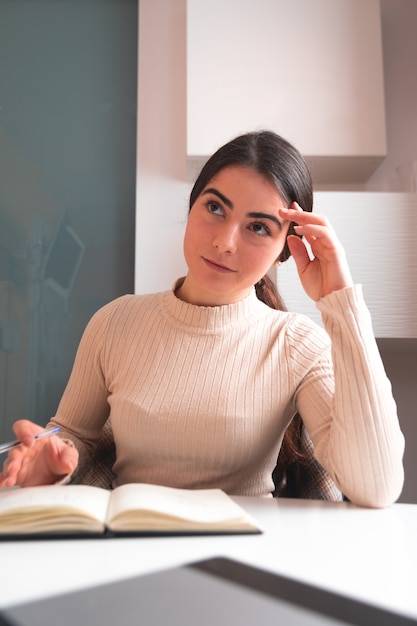 Jeune femme étudiant à la maison