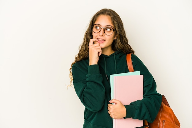 Jeune femme étudiante caucasienne isolée pensée détendue sur quelque chose en regardant un espace de copie.