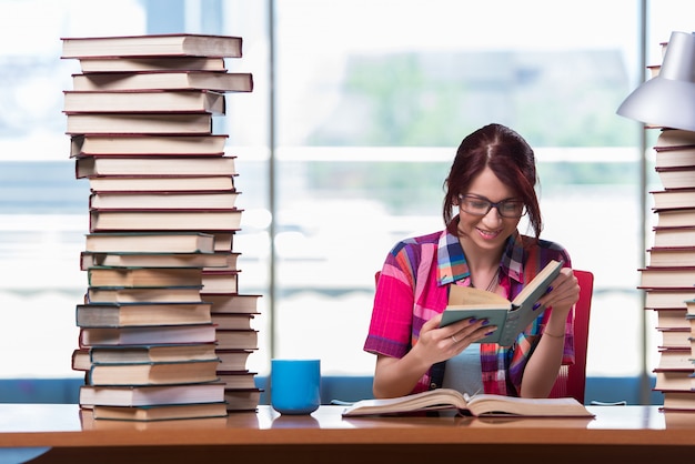 Jeune Femme étudiante Préparant Des Examens Universitaires