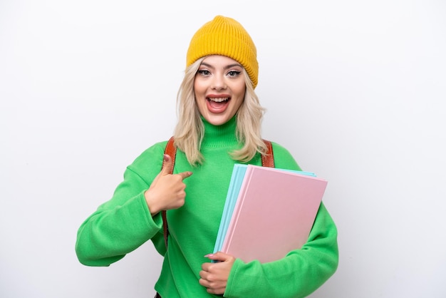 Jeune femme étudiante russe isolée sur fond blanc avec une expression faciale surprise