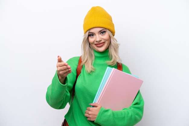 Jeune femme étudiante russe isolée sur fond blanc se serrant la main pour conclure une bonne affaire