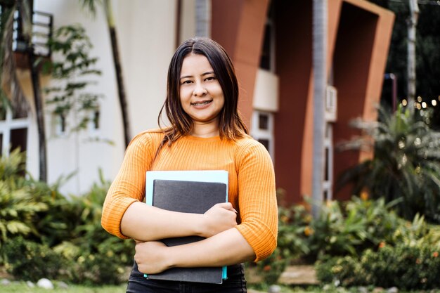 Jeune femme étudiante à l'université