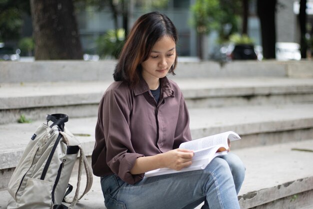 Jeune femme étudie au parc