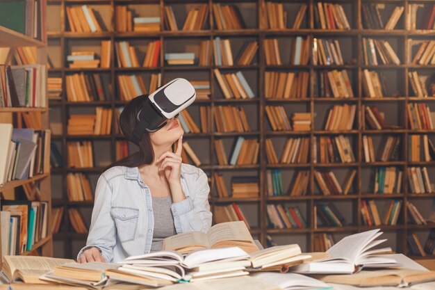 Jeune femme étudie seule dans la bibliothèque