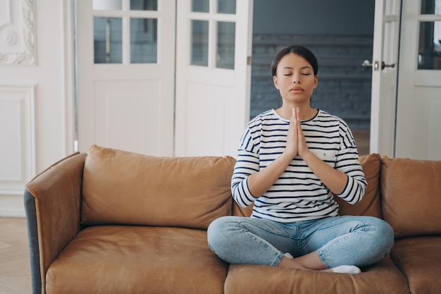 Jeune femme européenne pratique le yoga à la maison Santé mentale tranquillité et soins du corps