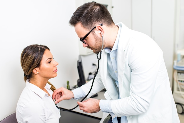 Jeune femme à un examen médical à la clinique