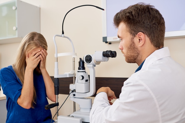 Jeune femme à l'examen des yeux