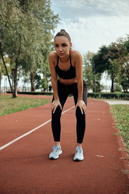 Jeune femme exerçant le matin à l'extérieur