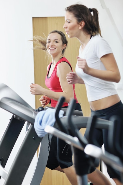 jeune femme exercice fitness et entraînement tout en courant sur la piste dans un club de sport