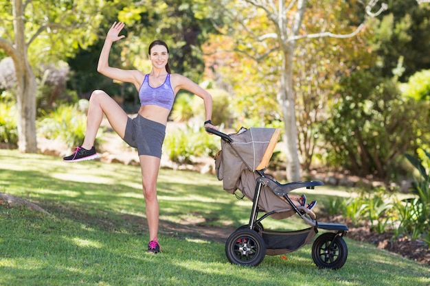 Jeune, femme, exercisme, bébé, poussette