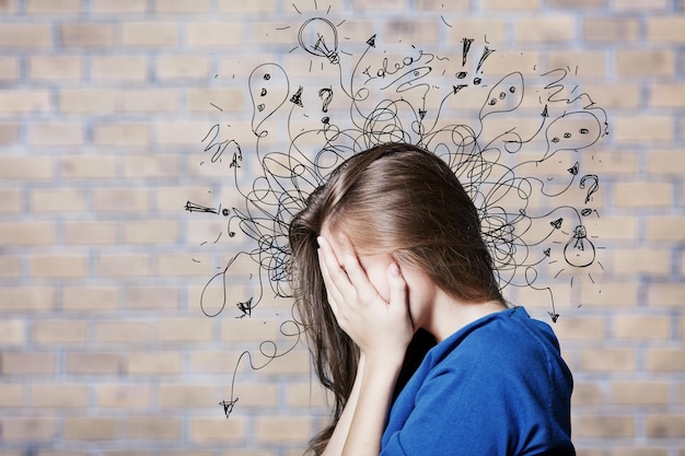 Jeune femme avec une expression de visage stressée inquiète avec illustration