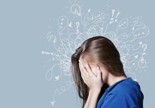 Photo jeune femme avec une expression de visage stressée et inquiète avec illustration