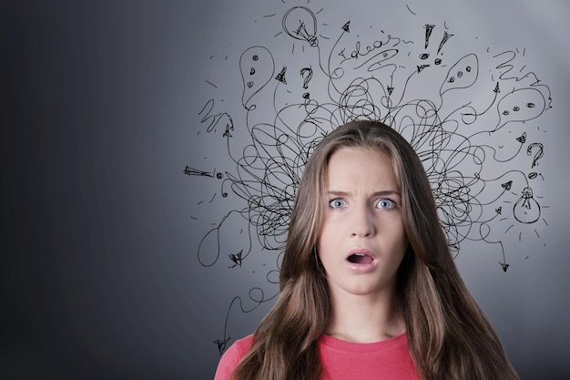 Photo une jeune femme avec une expression de visage stressée inquiète avec illustration