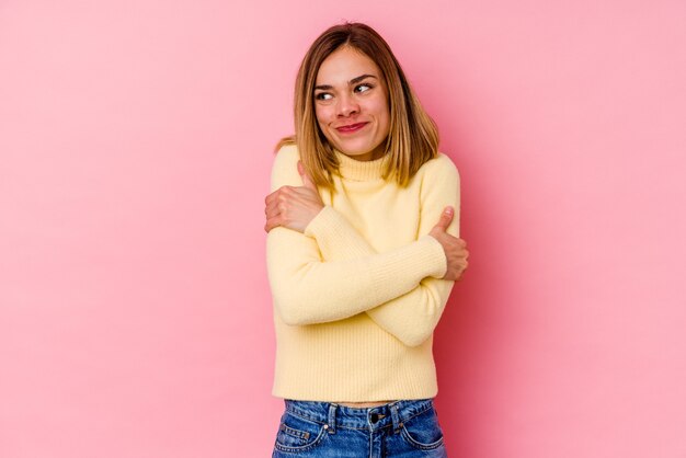 Jeune femme expressive posant sur fond rose