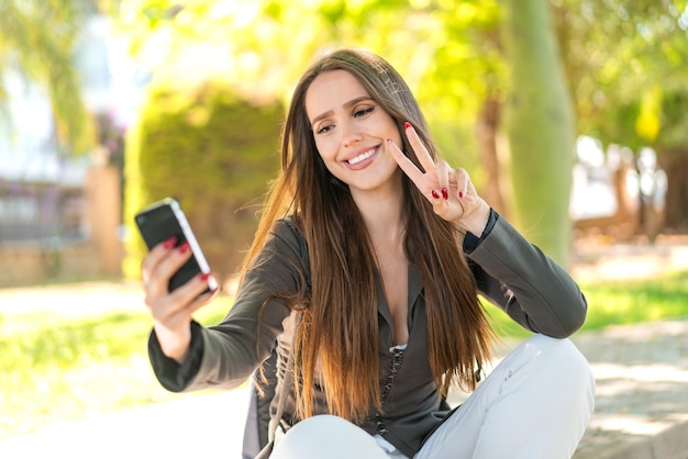 Jeune femme à l'extérieur à l'aide de téléphone portable