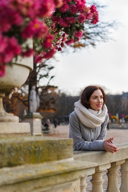 Jeune femme à l'extérieur