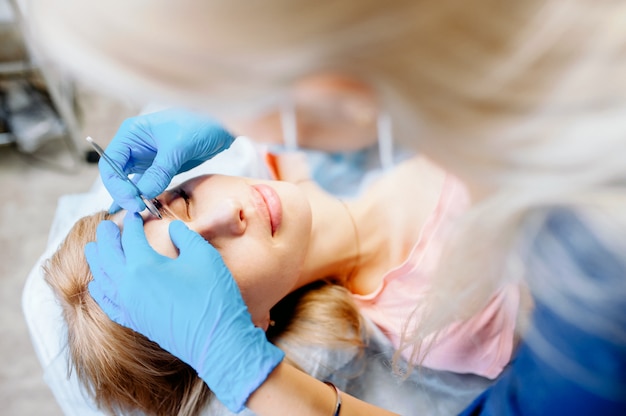 Jeune femme façonne ses sourcils avec un crayon à sourcils