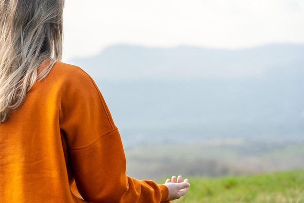 Jeune femme faire du yoga sur la montagne Méditation