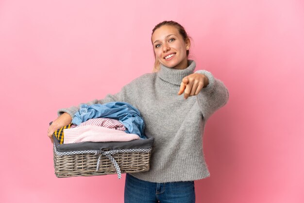 Jeune femme, faire lessive, isolé, sur, rose