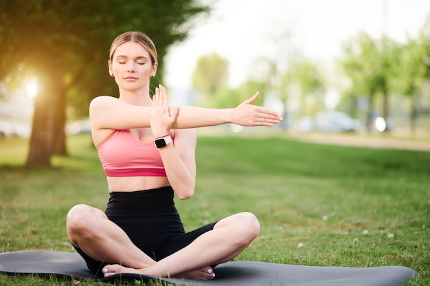 Jeune femme, faire, yoga, exercices, dans parc