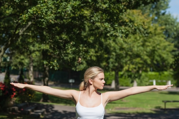 Jeune femme, faire yoga, répandre, elle, bras