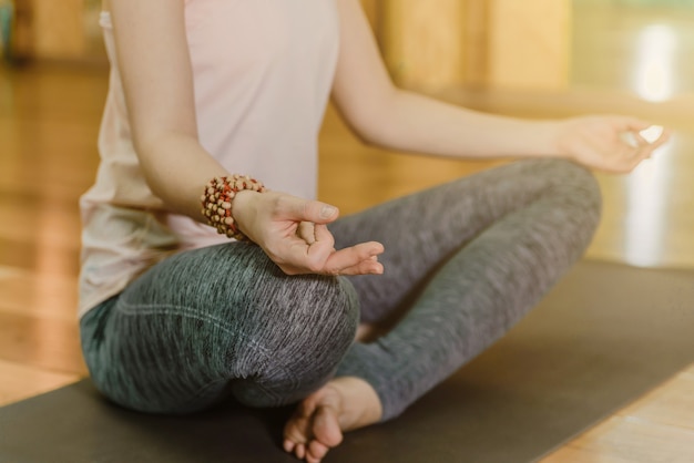 jeune femme, faire, yoga