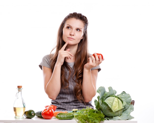 Jeune femme faisant la cuisine dans la cuisine. Alimentation saine - Salade de légumes. Régime. Concept de régime.