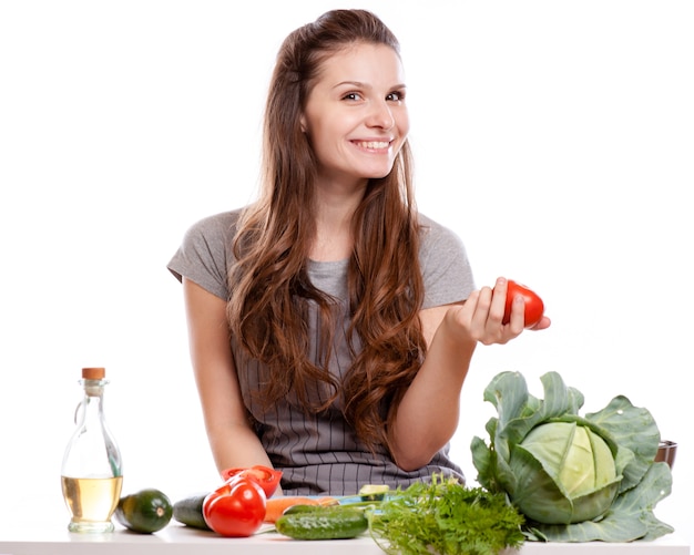 Jeune femme faisant la cuisine dans la cuisine. Alimentation saine - Salade de légumes.