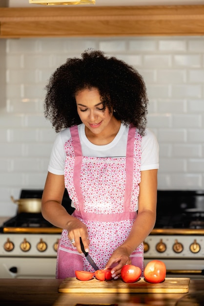 jeune femme faisant la cuisine dans la cuisine