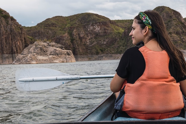 Jeune femme faisant du canoë et profitant du moment.