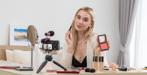 Jeune femme faisant du contenu vidéo de tutoriel de beauté et de cosmétique Blithe